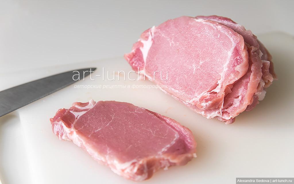 Шаг 4: Свинину нарезаем на пласты